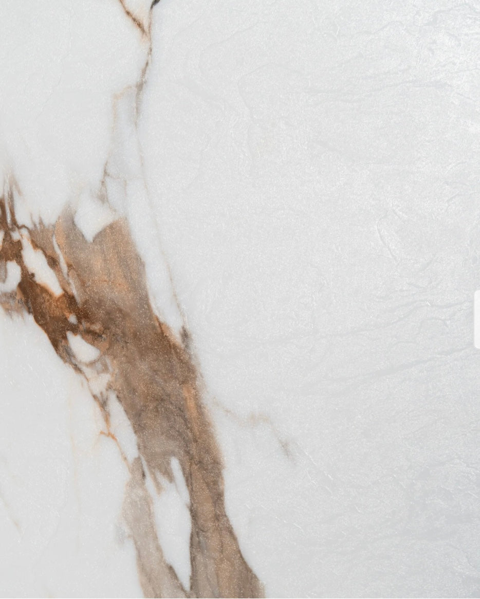 €80 PVC Wandpaneel Calacatta Gold – 120x280x0,30 cm – Warm Marmerdesign in Mat